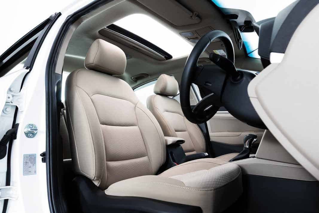 Hyundai Elantra 1.6 interior 1