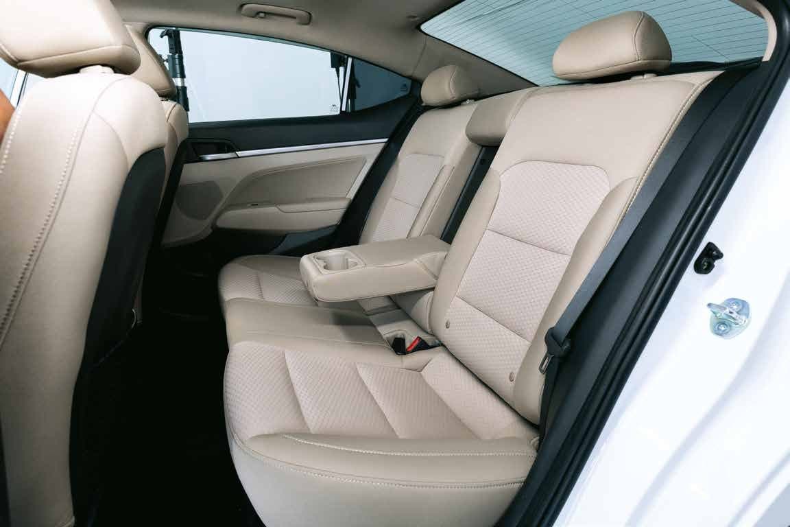 Hyundai Elantra 1.6 interior 2